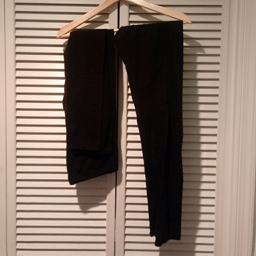 2 pairs of plain black leggings
